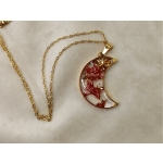 Naszyjnik w kształcie księżyca z czerwonym chrobotkiem