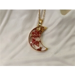 Naszyjnik w kształcie księżyca z czerwonym chrobotkiem