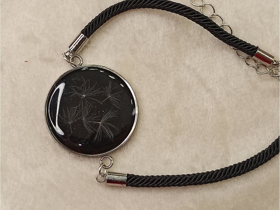 Bransoletka z żywicy okrągła z dmuchawcami