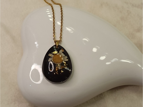 Naszyjnik czarna łza z margaretką