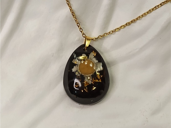 Naszyjnik czarna łza z margaretką