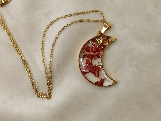 Naszyjnik w kształcie księżyca z czerwonym chrobotkiem