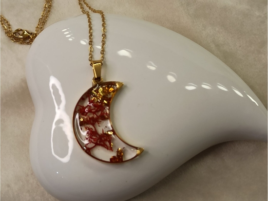 Naszyjnik w kształcie księżyca z czerwonym chrobotkiem