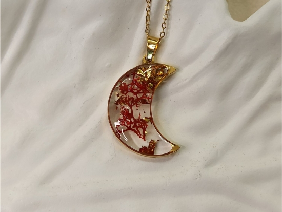 Naszyjnik w kształcie księżyca z czerwonym chrobotkiem