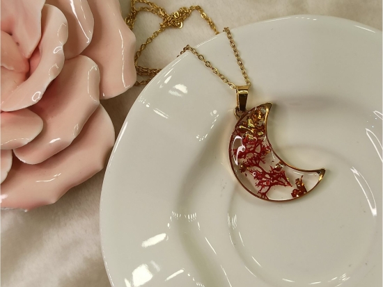Naszyjnik w kształcie księżyca z czerwonym chrobotkiem