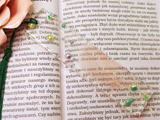 Zakładka do książki z piórkiem i perłami