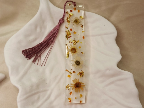 Zakładka do książki ze stokrotką i bursztynem /fioletowa zawieszka/