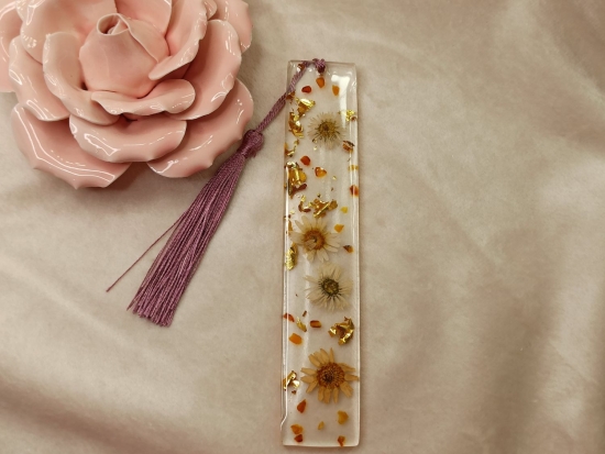 Zakładka do książki ze stokrotką i bursztynem /fioletowa zawieszka/