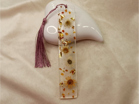 Zakładka do książki ze stokrotką i bursztynem /fioletowa zawieszka/