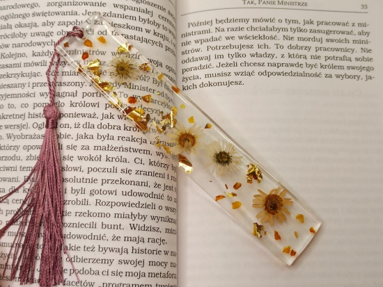 Zakładka do książki ze stokrotką i bursztynem /fioletowa zawieszka/