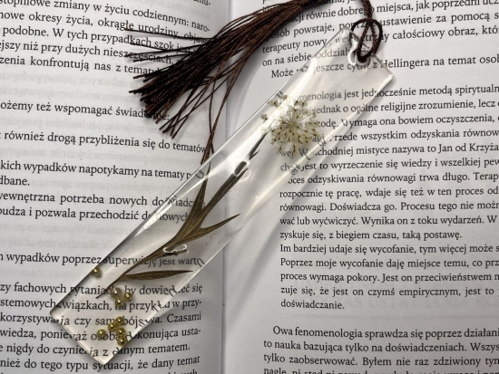Zakładka do książki z małym promiennym kwiatem